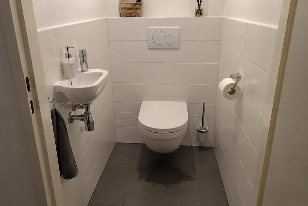 Lekdetectie Haarlem – natte vloer bij een toilet
