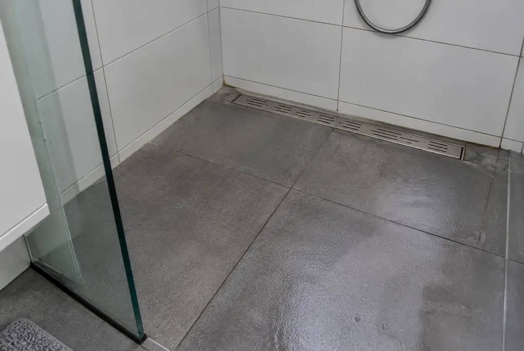 Lekdetectie Haarlem – lekkende inloopdouche met natte voegen