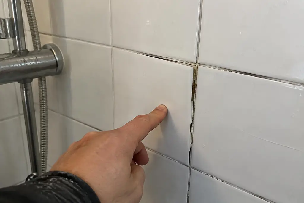 Lekdetectie Haarlem – losse, holle badkamertegels door een lekkage