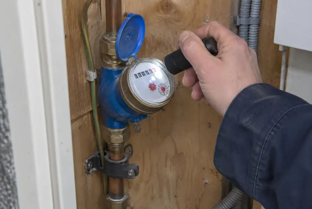 Lekdetectie Haarlem – watermeter in de meterkast controleren met een zaklamp